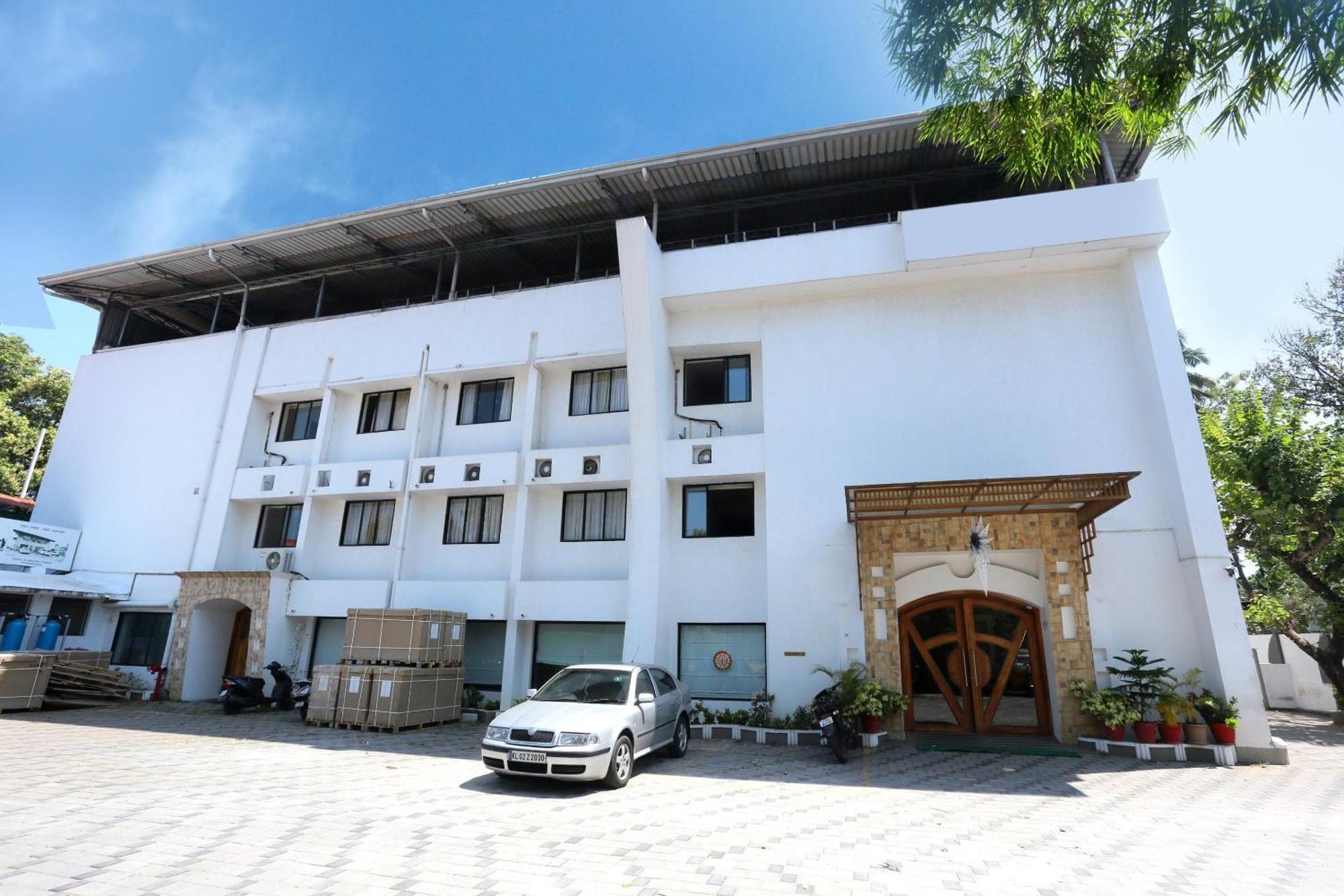 Super Townhouse Dona Castle Hotel Kollam Ngoại thất bức ảnh