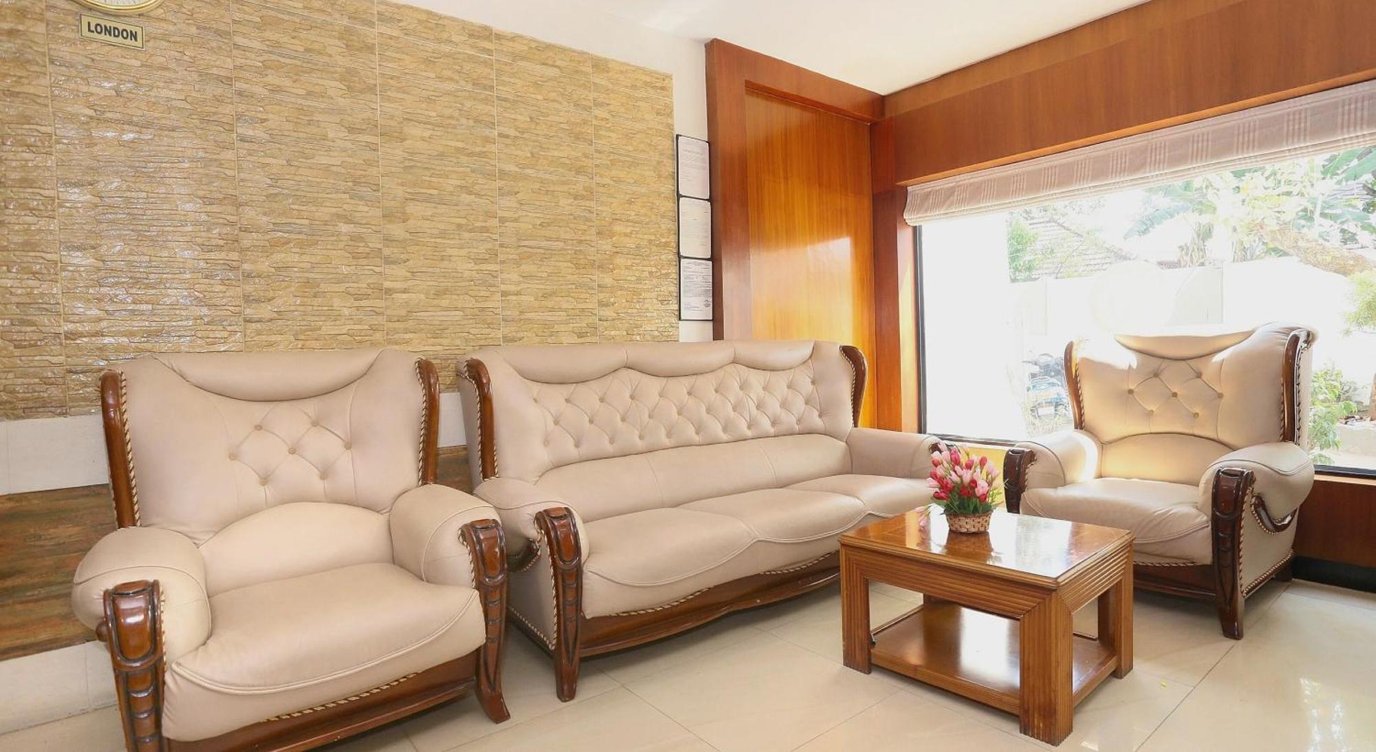 Super Townhouse Dona Castle Hotel Kollam Ngoại thất bức ảnh
