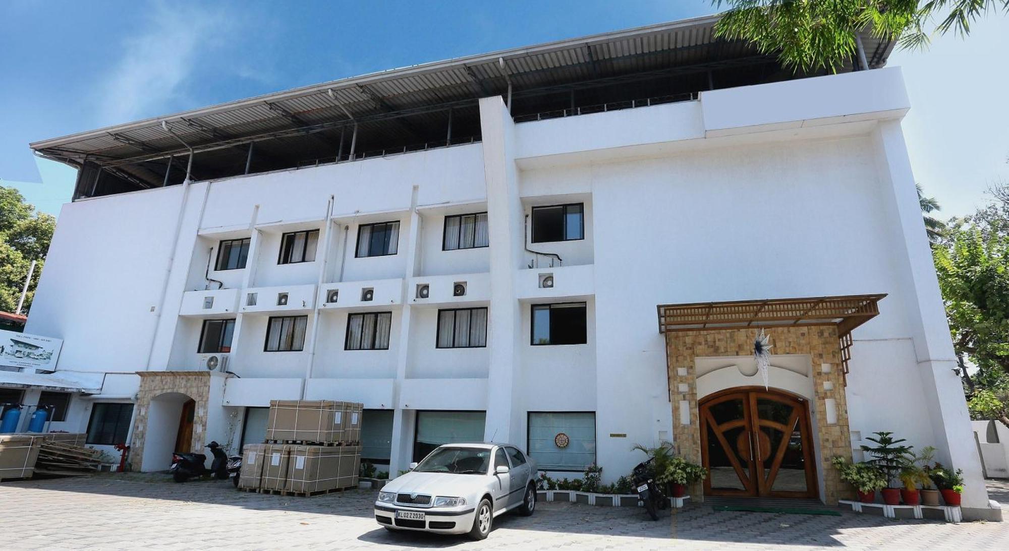 Super Townhouse Dona Castle Hotel Kollam Ngoại thất bức ảnh