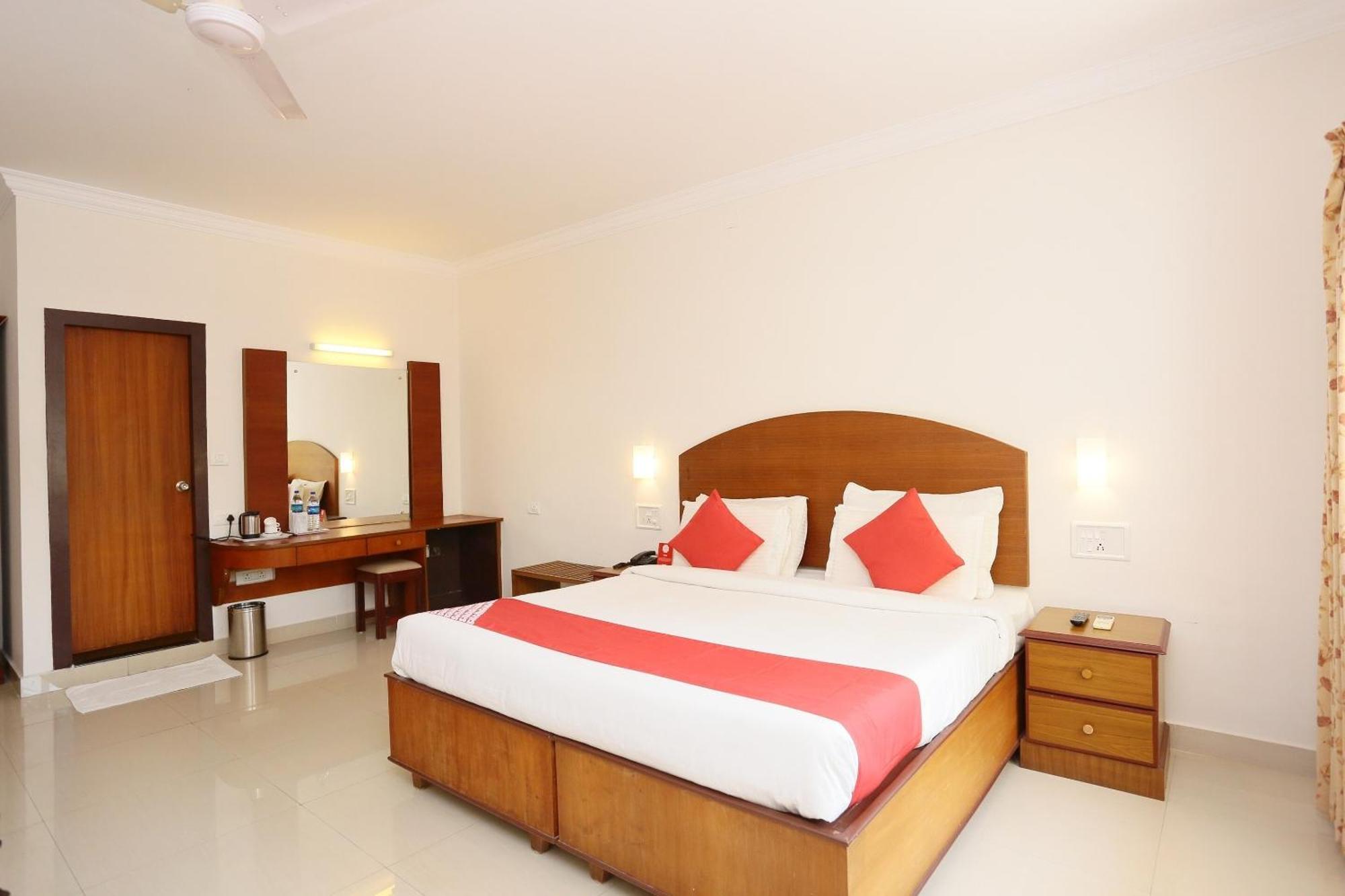 Super Townhouse Dona Castle Hotel Kollam Ngoại thất bức ảnh
