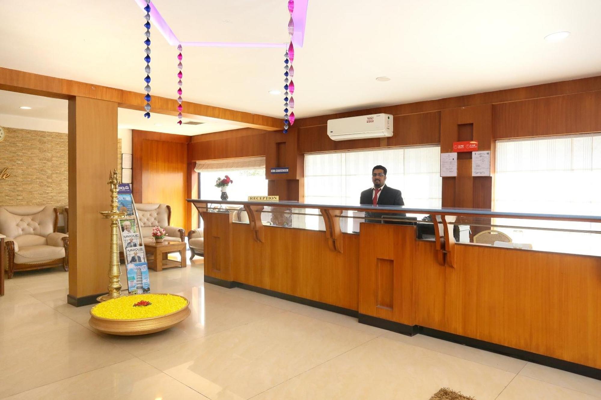 Super Townhouse Dona Castle Hotel Kollam Ngoại thất bức ảnh