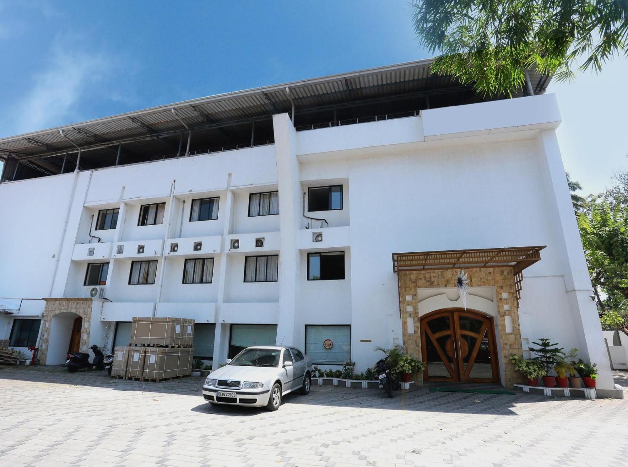 Super Townhouse Dona Castle Hotel Kollam Ngoại thất bức ảnh